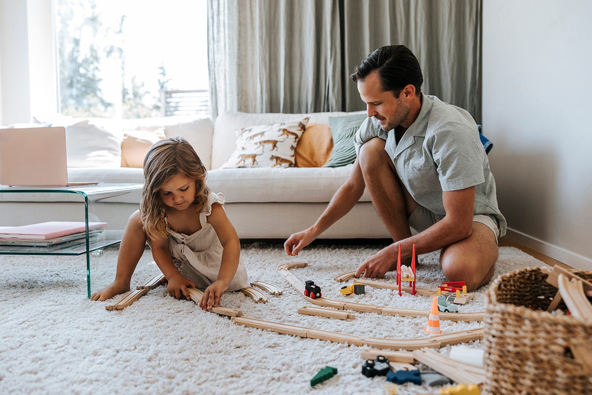 Ett tryggt köp med Bonava - bild på pappa och dotter som leker