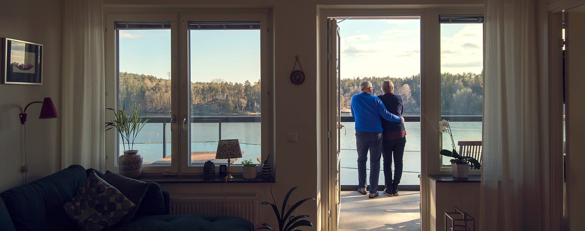 Eva och Michael på sin balkong i Tollare
