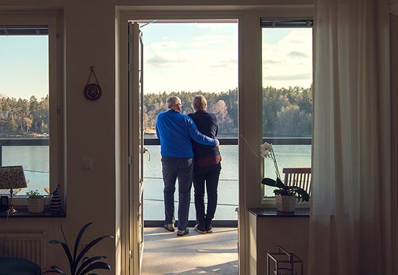 Eva och Michael på sin balkong i Tollare