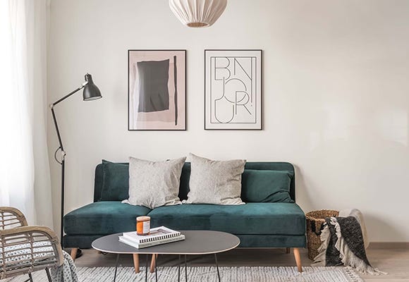Foto på vardagsrum med soffa i grannskapet Elittruppen