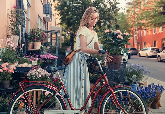 Kvinna med cykel