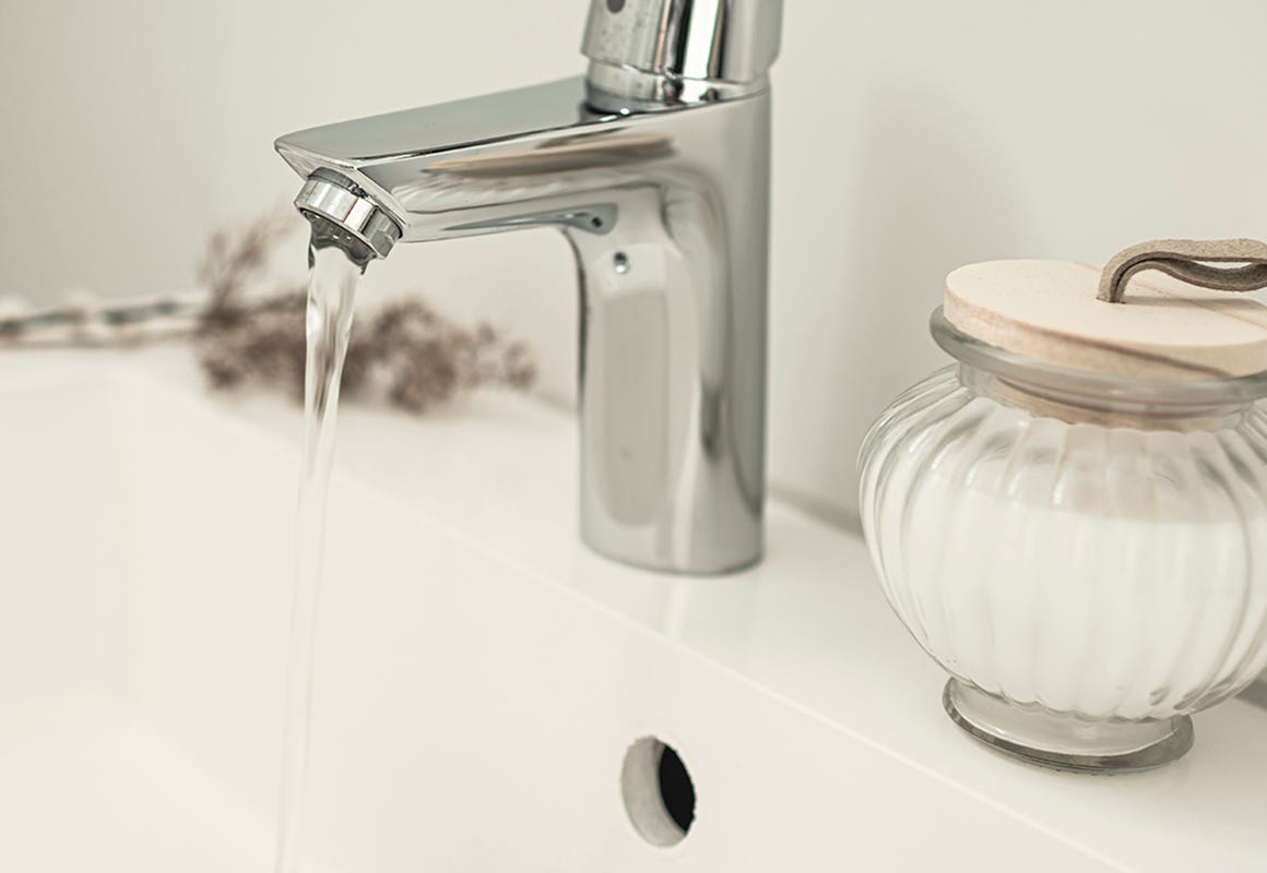 Foto på kran med rinnande vatten