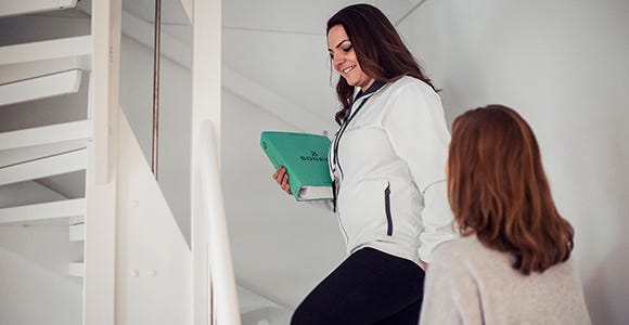 Foto på två personer som går upp för en trappa