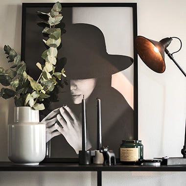 Äganderätt Närbild på stilleben med tavla & lampa