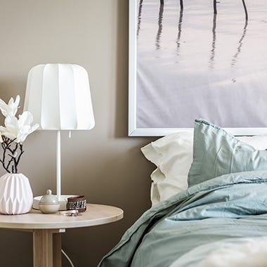 Bostadsrätt Närbild på säng & nattduksbord