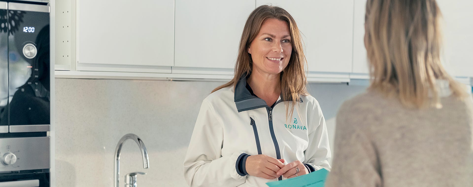 Bild på kvinna i Bonava kläder