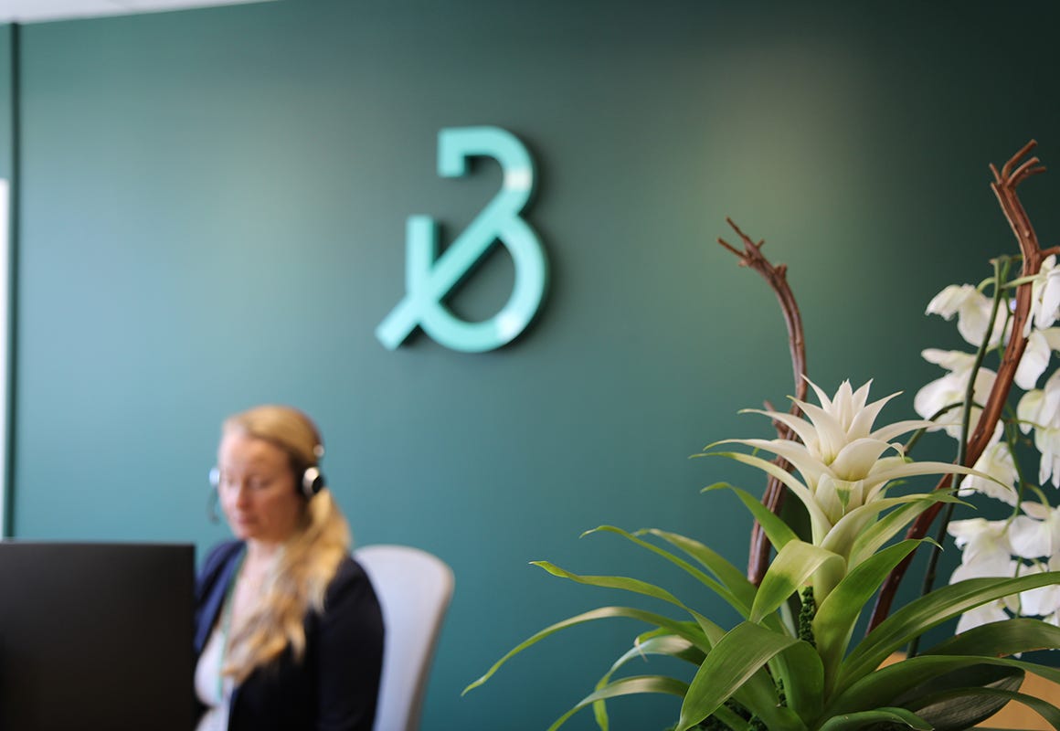 Foto på kvinna som sitter i en reception