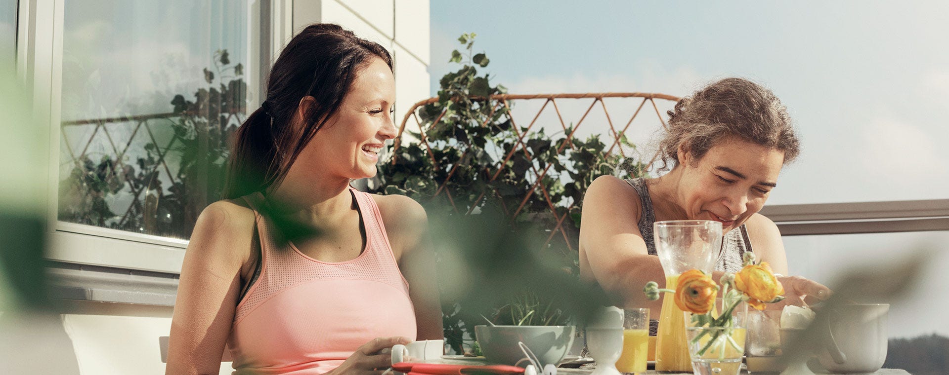 Två kvinnor som äter frukost utomhus