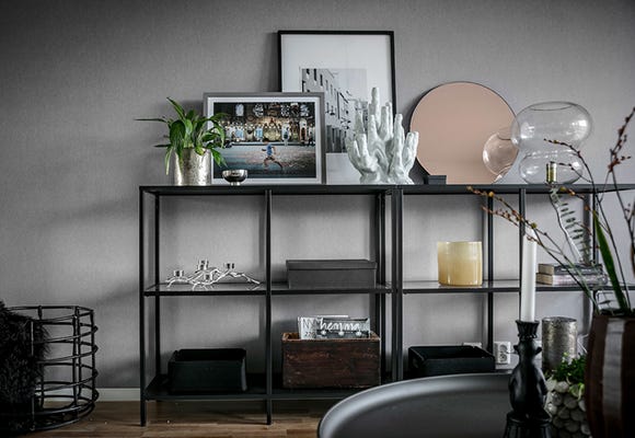 Foto på byrå med olika inredningsdetaljer