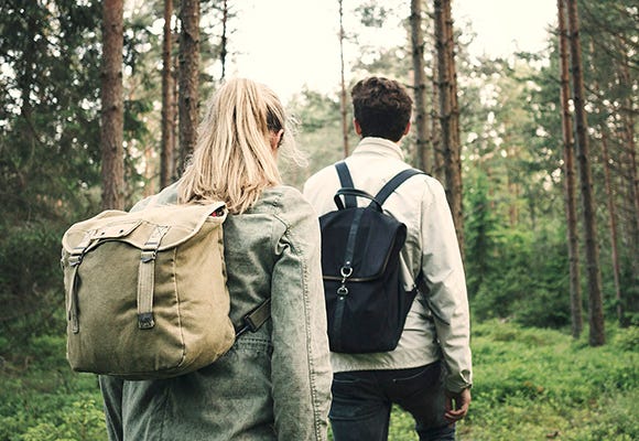 Bonava först med vetenskapligt godkända klimatmål Kvinna och man promenerar i skogen
