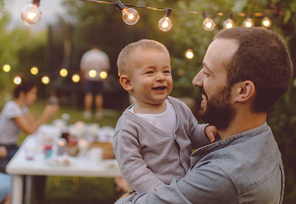 Pappa och son skrattar