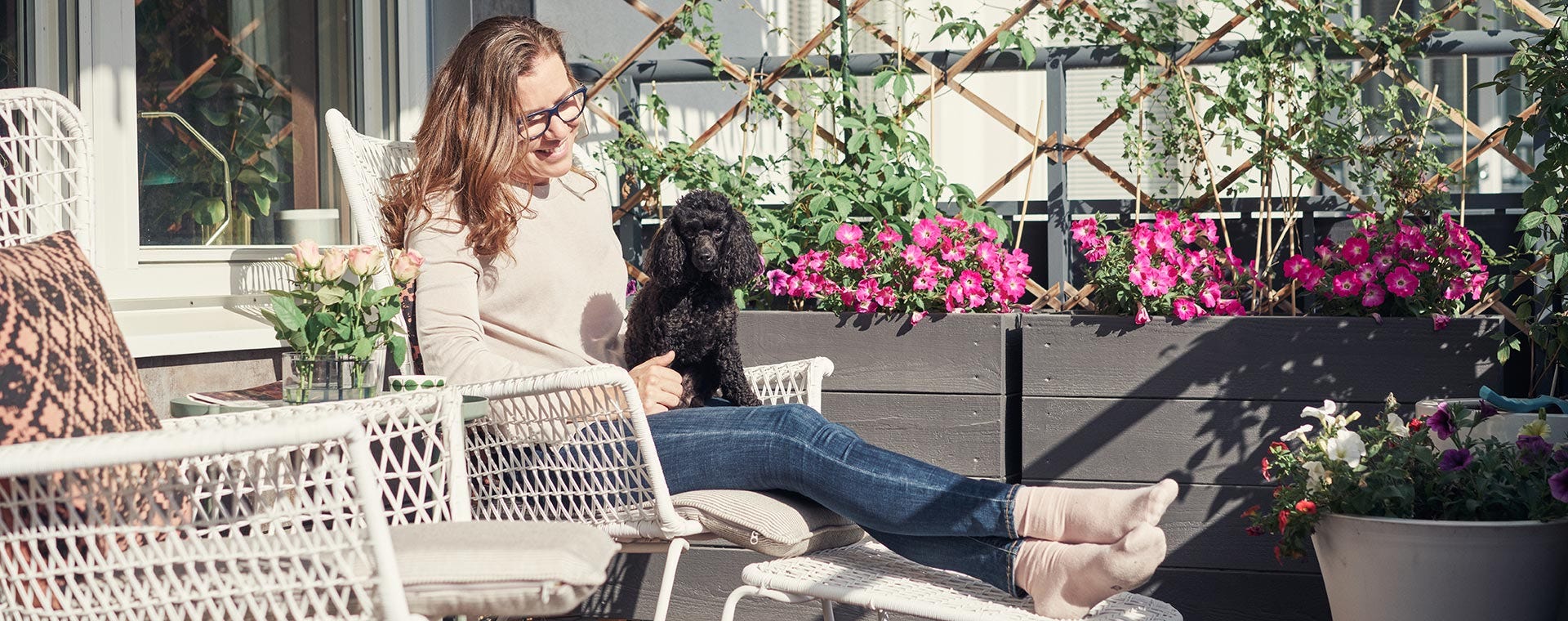 Jennie på sin balkong i sin nyproduktion i Kungsträgårdarna i Uppsala