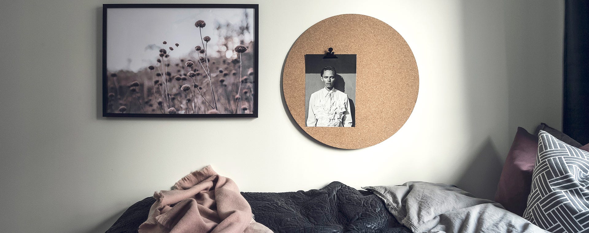 Närbild på tavla och inredningsdetalj