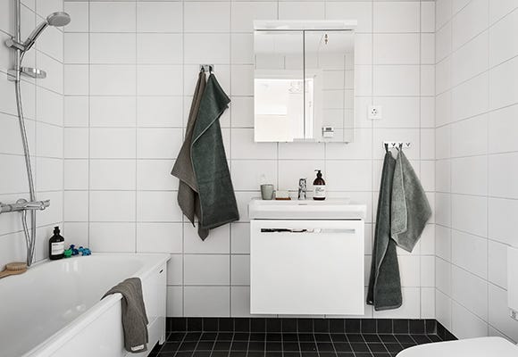 Foto på badrum med ett badkar