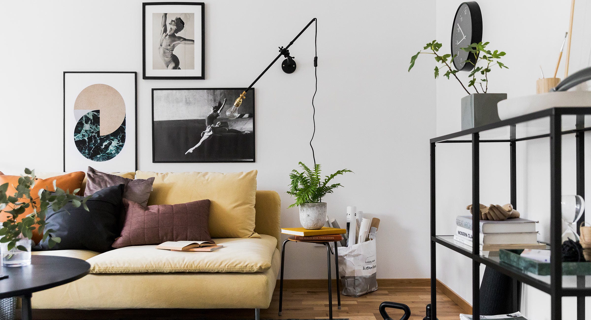 Foto på soffa och tavelvägg
