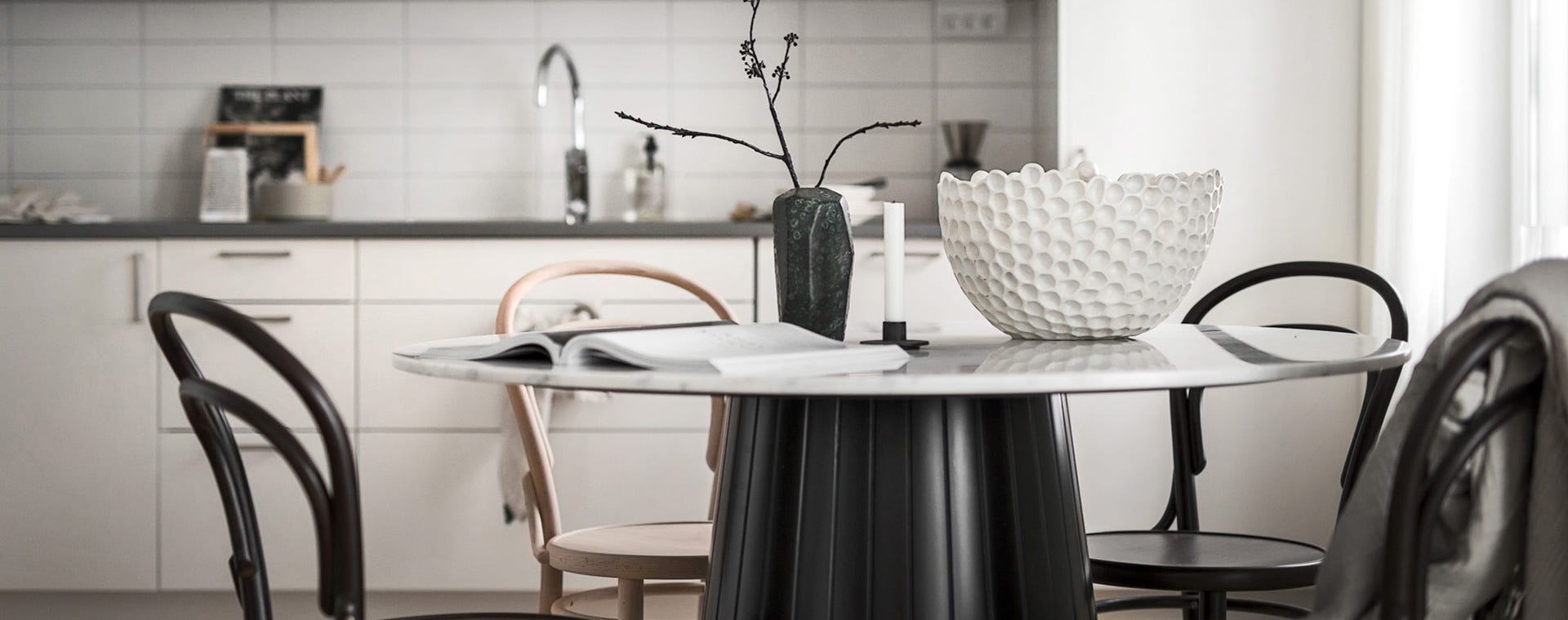 Närbild på matbord i köket