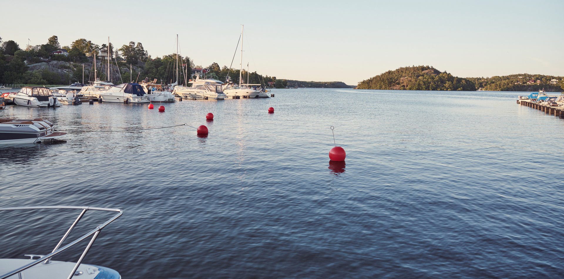 Nyproducerade hus på Ekerö - Foto på utsikten över vattnet vid Ekerö