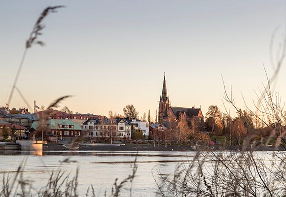 Bild på vattnet med Umeå stads kyrka i bakgrunden