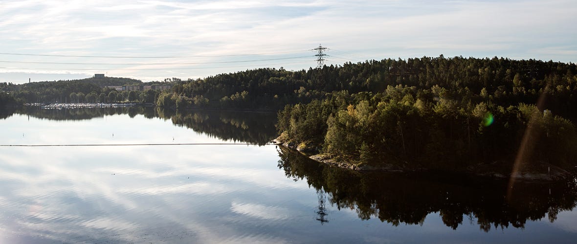 Drönarbild över vattnet i Tollare
