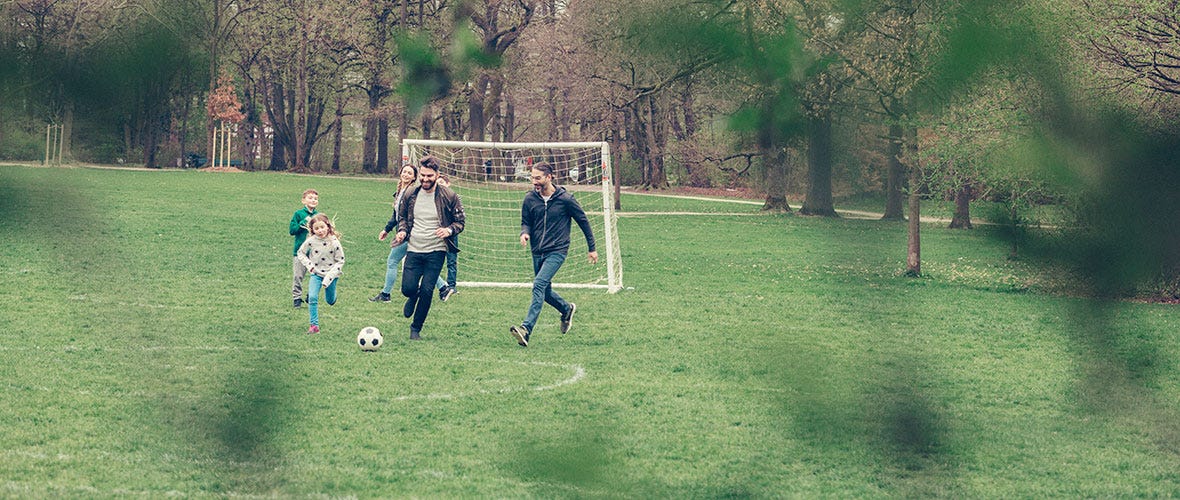 Vänner spelar fotboll tillsammans