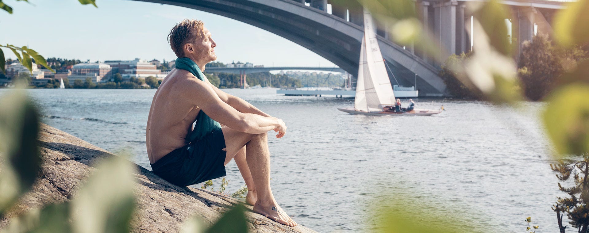Man som solar på klipporna