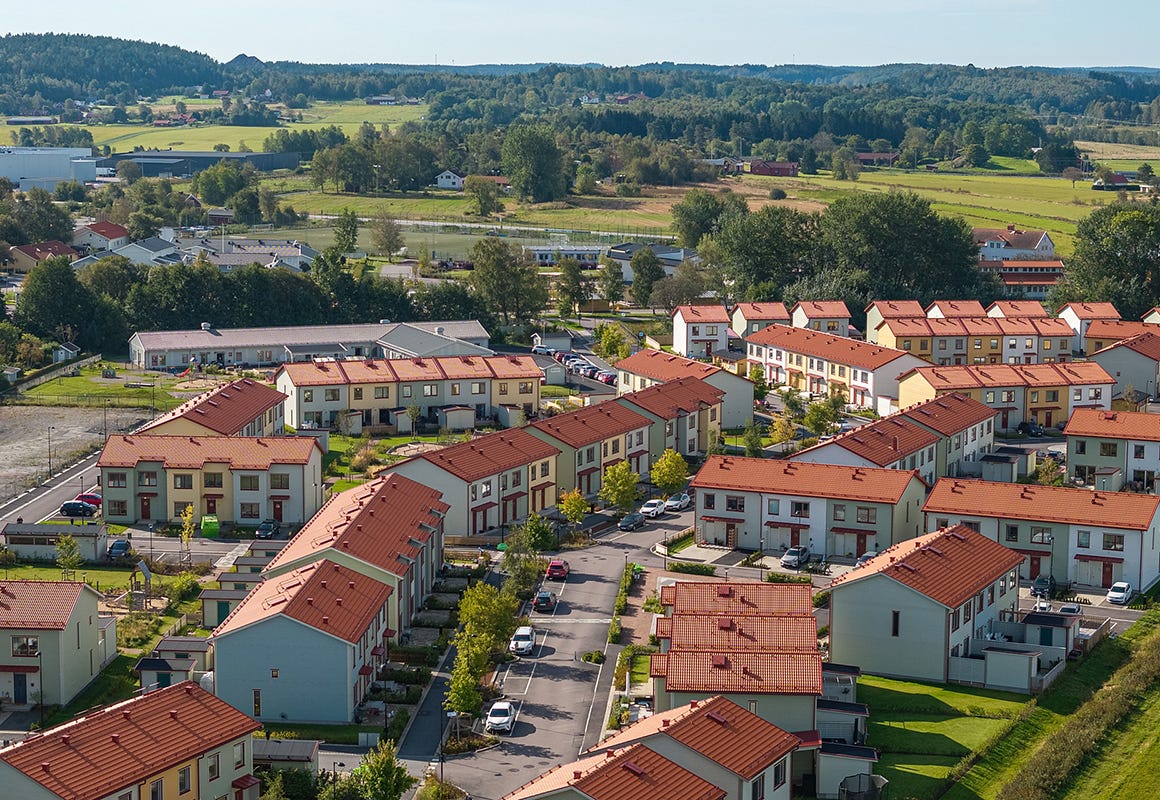 Drönarbild över radhusen i Kareby Äng