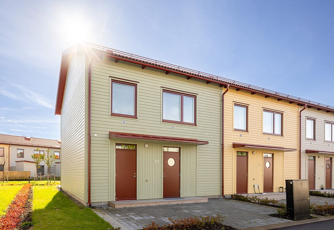 Foto på färgglada radhus i Kareby Äng