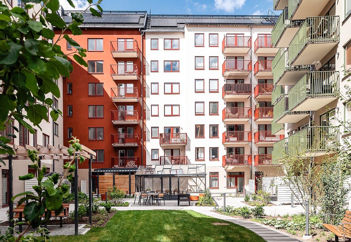 Foto på innergård och färgglada husfasader
