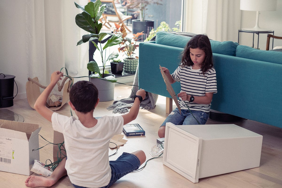 Två barn som sorterar återvinning