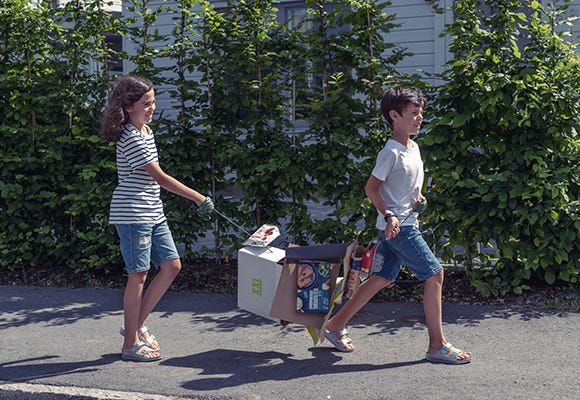 Två barn som sorterar återvinning