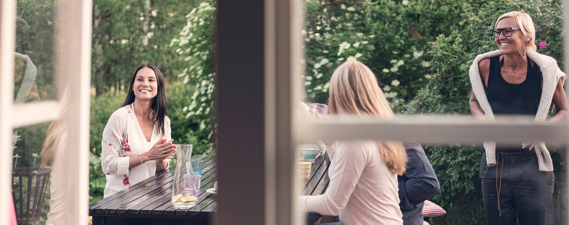 Foto på vänner som fikar tillsammans utomhus