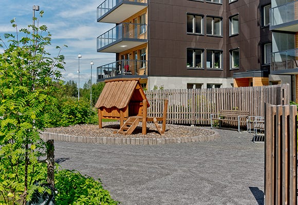 Foto på lekplats med bänkar bredvid
