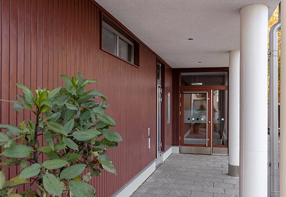 Foto på en röd entré