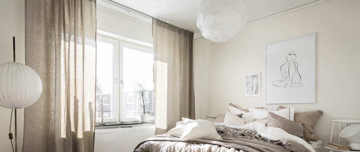 Foto på modernt sovrum med rikligt ljusinsläpp