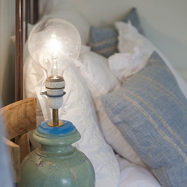 Närbild på lampa utan lampskärm