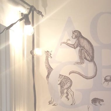 Foto på ljuslyktor som hänger från gardinstång