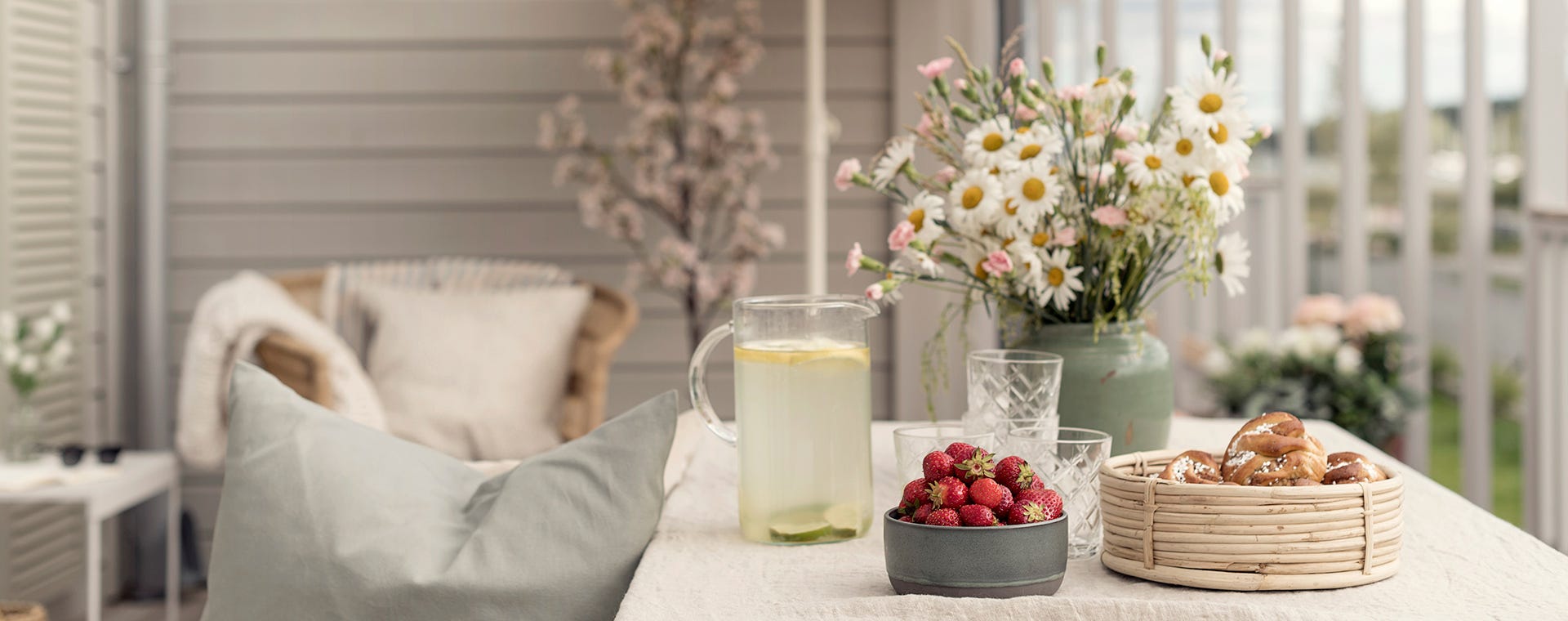 Bord dukat med jordgubbar och fika