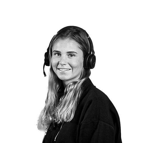 Foto på kvinna med headset på huvudett