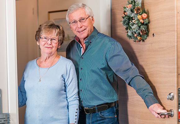 Bengt och Birgitta välkomnar vid dörren