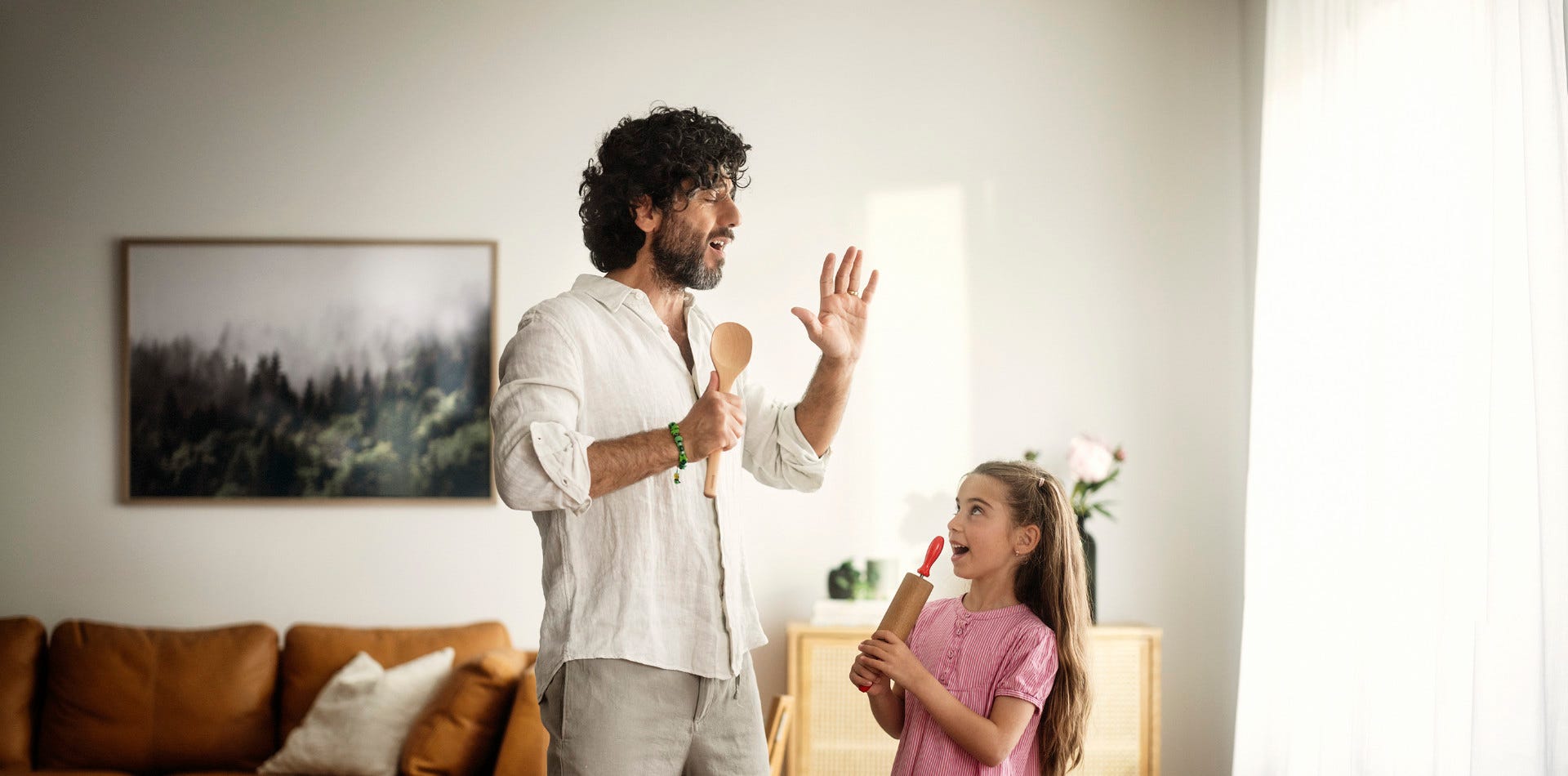 Foto på pappa och dotter som sjunger - Hitta ditt nyproducerade hem här