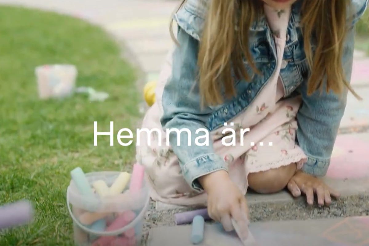 Foto på ett barn som ritar med kritor på stenplattor