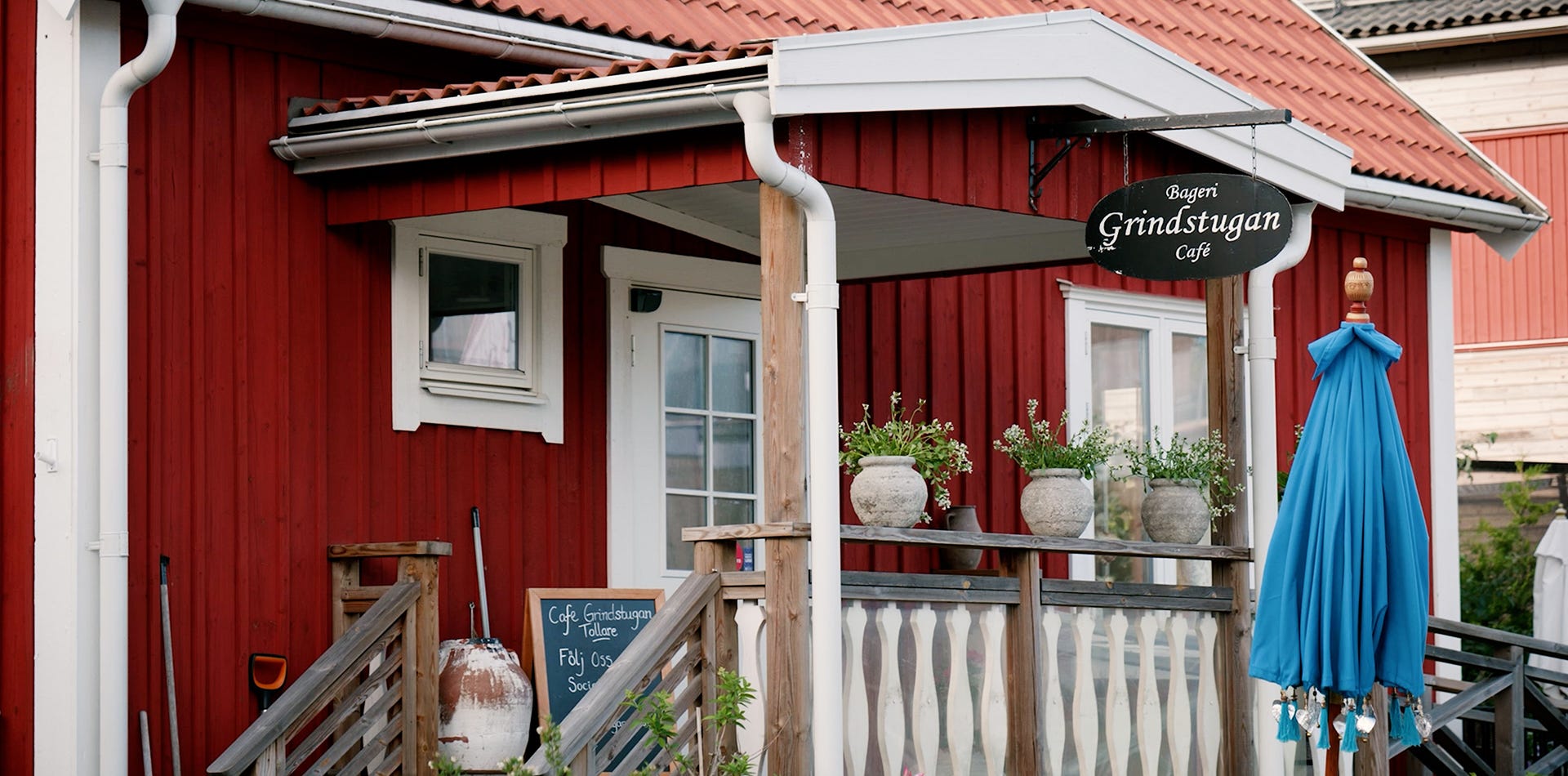 Foto på entrén till Café Grindstugan i Tollare