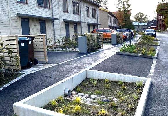 Foto på nedsänkta växtbäddarna på gatan