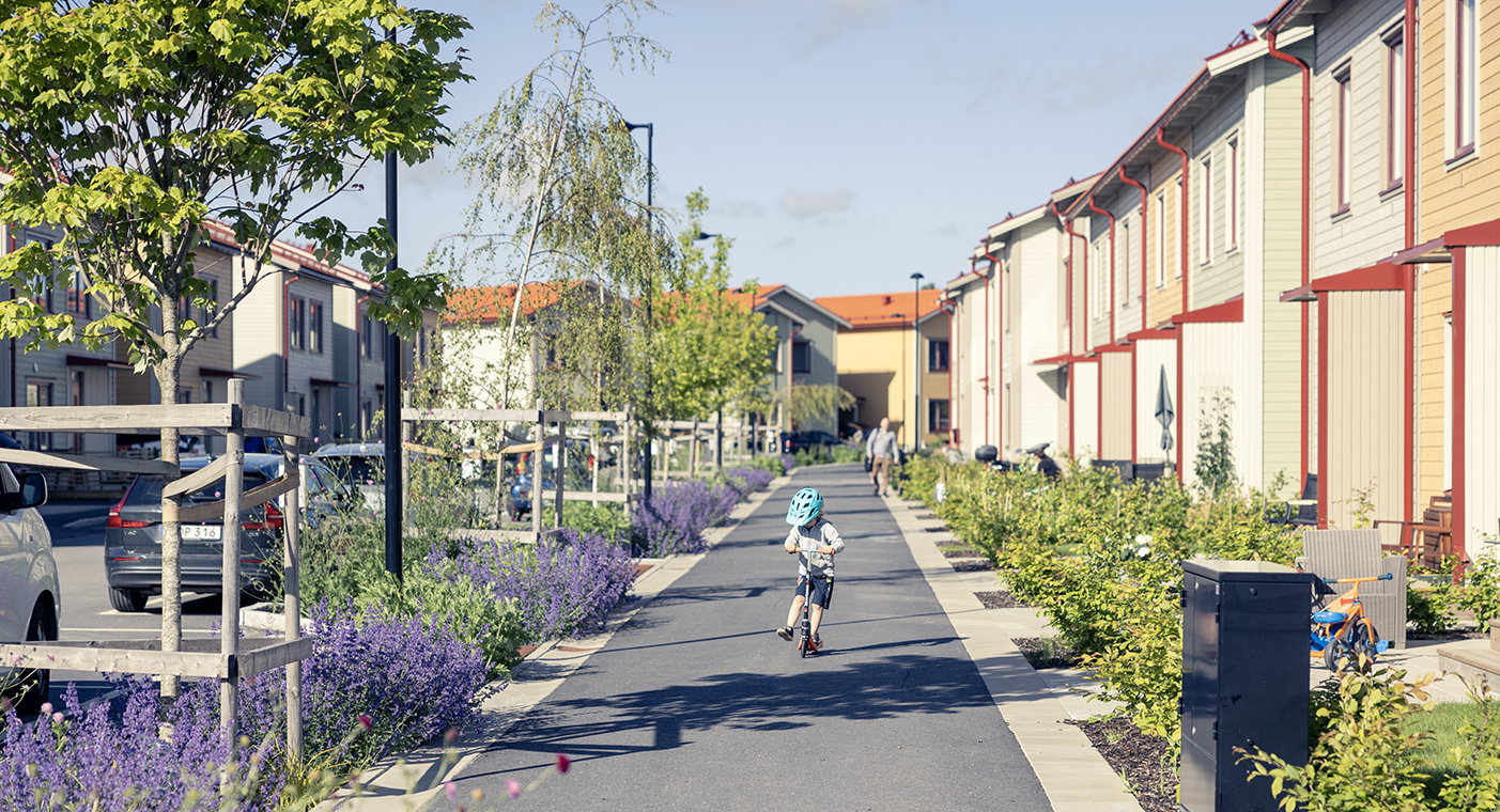 Kareby Äng i Kungälv, Göteborg Foto på en liten pojke som åker på en sparkcykel