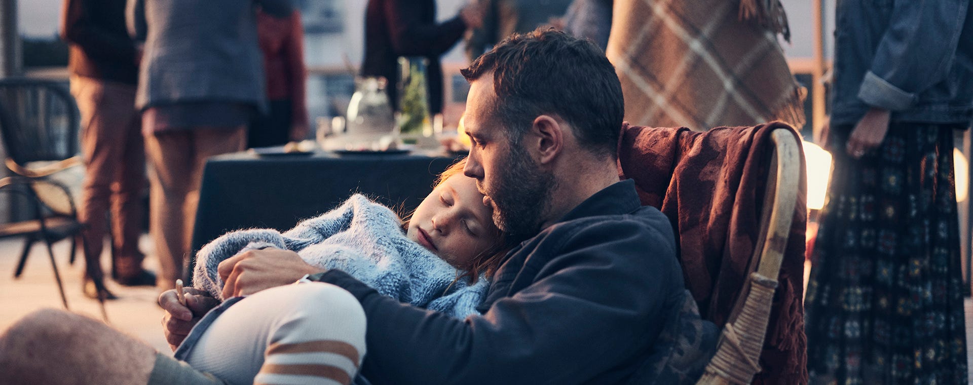 Pappa och dotter sitter i en stol
