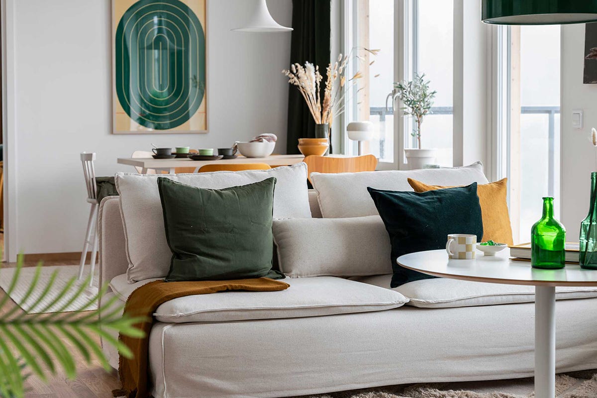 Foto på vardagsrum med soffa och matplats i grannskapet Glöd
