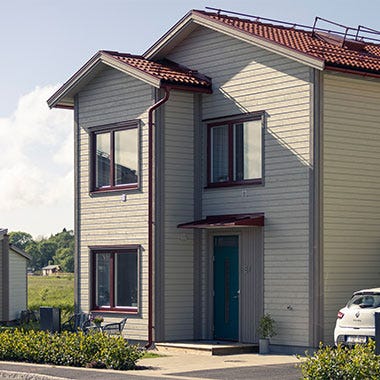 Radhus- och parhus i ljusa färger i Kareby Äng