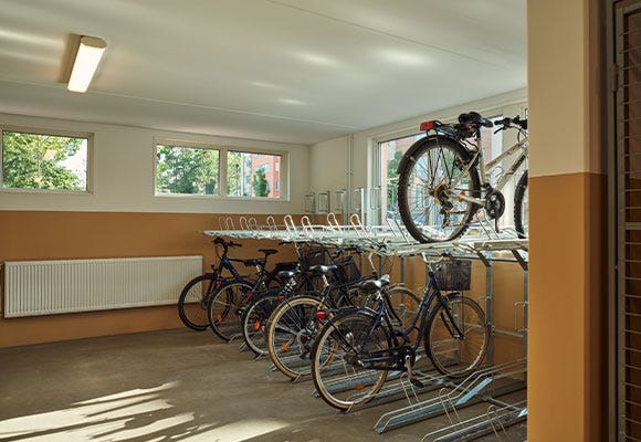 Gemensamt cykelförråd i grannskapet Knuten