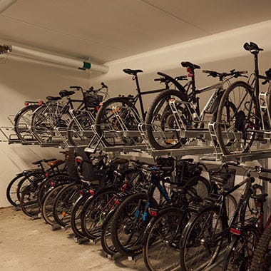 Gemensamt cykelförråd i grannskapet Smedjan