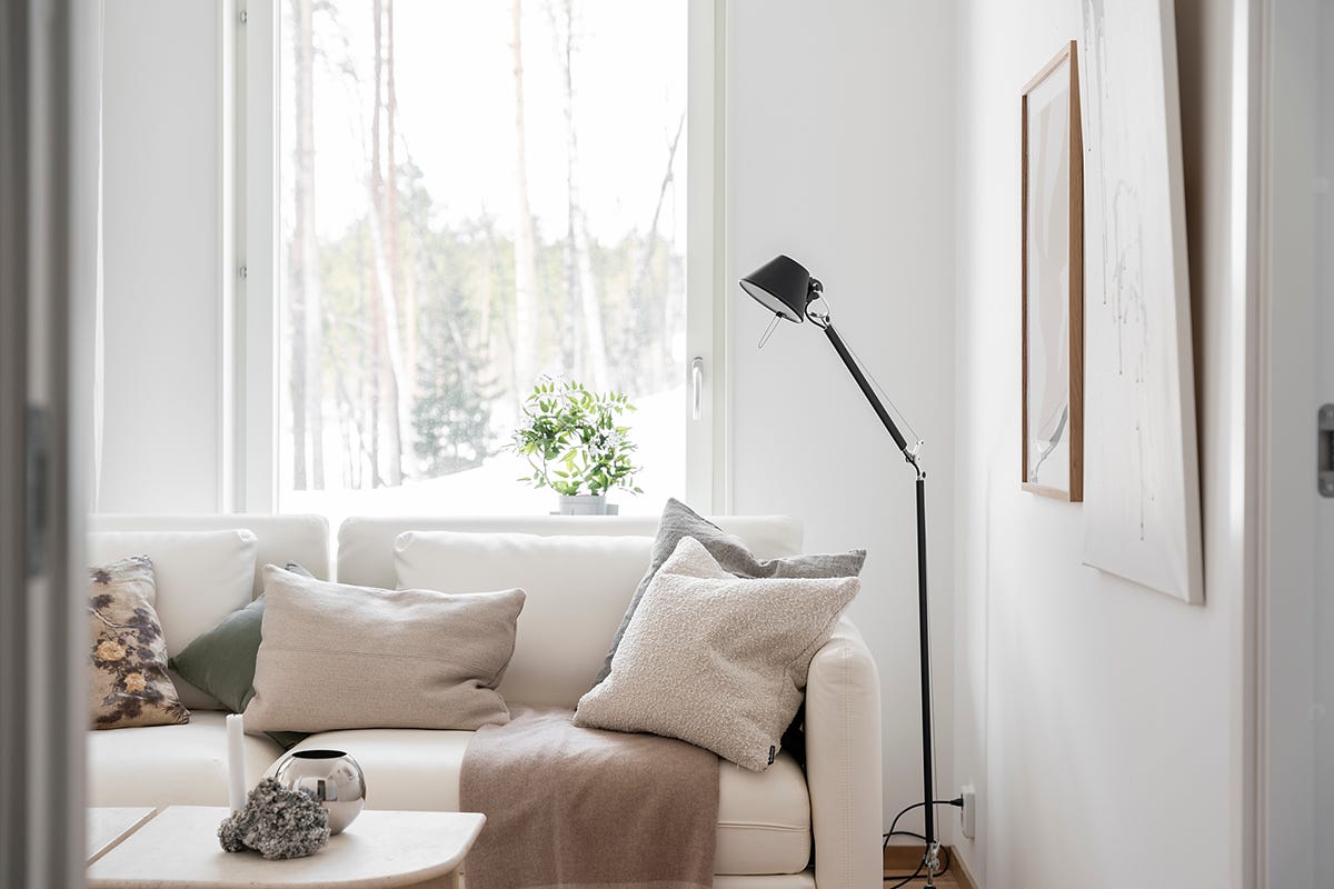 Foto på vardagsrum med soffa och lampa i grannskapet Glöd